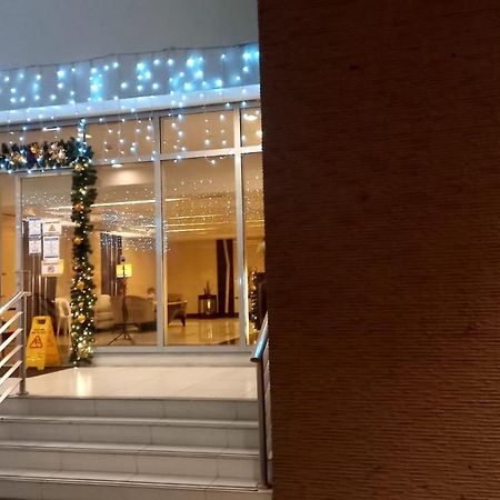 Johnstay Manila Bagian luar foto