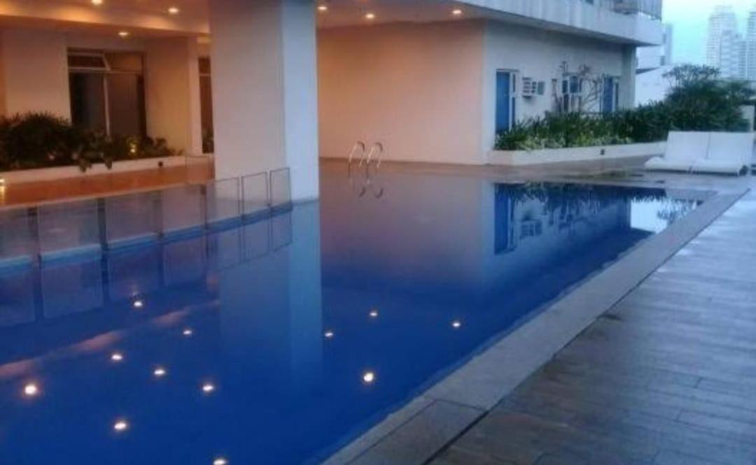 Johnstay Manila Bagian luar foto