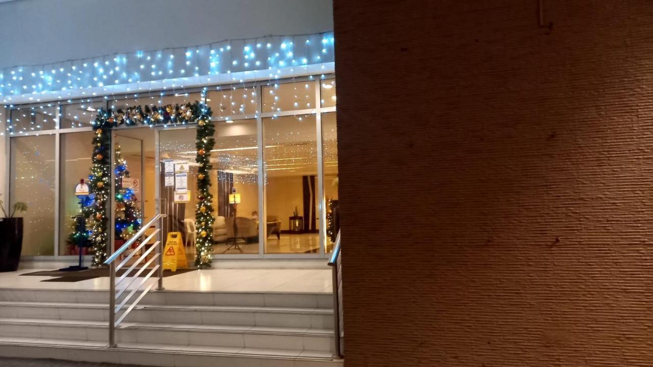 Johnstay Manila Bagian luar foto