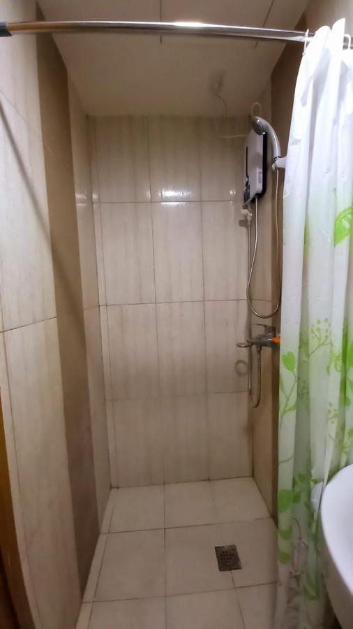 Johnstay Manila Bagian luar foto