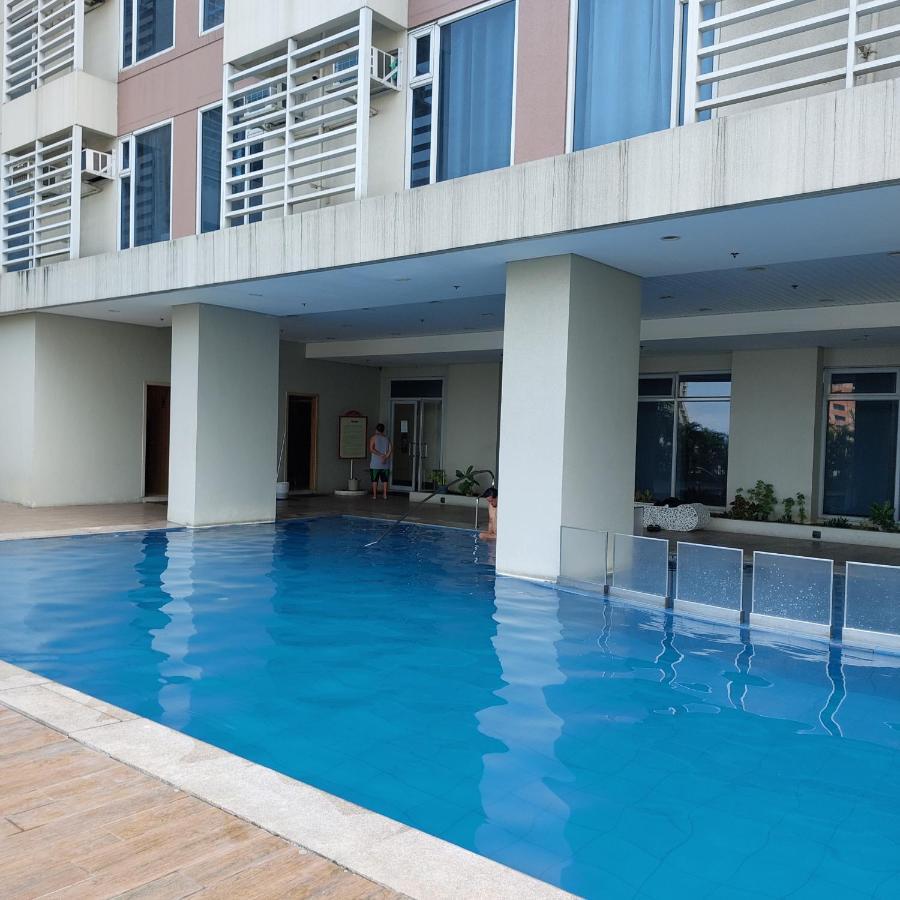 Johnstay Manila Bagian luar foto