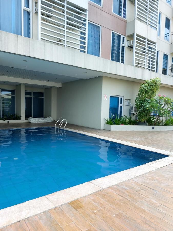 Johnstay Manila Bagian luar foto