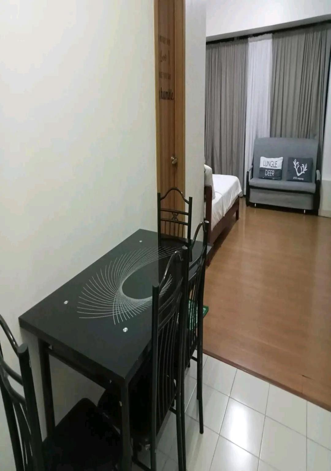 Johnstay Manila Bagian luar foto
